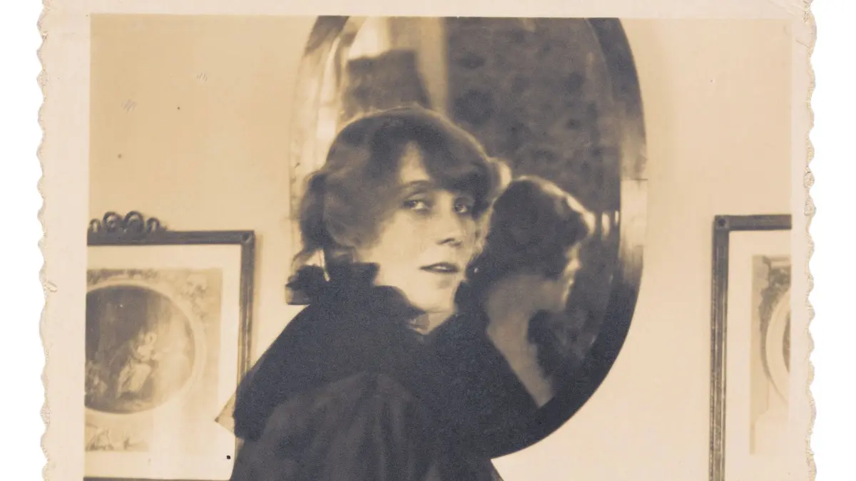 Renée Alberti, geborene Junginger, in ihrem Haus in München: Rainer Rilke bezeichnete sie als "wunderschön". Das Foto wurde Rilke in einem Brief 1923 zugesandt.