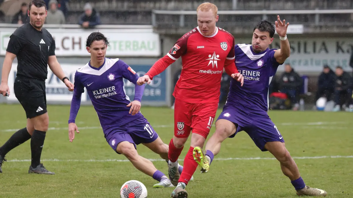Leander Vochatzer (rotes Trikot) wird in der kommenden Runde für den FC Holzhausen spielen.