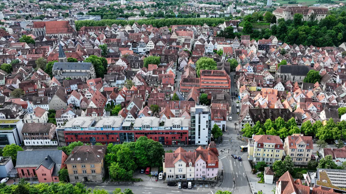 Tübingen von oben, im Bild: Innenstadt, Altstadt, Weststadt, Schlossberg Schloss Hohentübingen, Stiftskirche, Kelternstraße, Stadtgraben, Bürgeramt, Stadtteil, Wohnen, Miete, Kaufen, Haus, Wohnung
