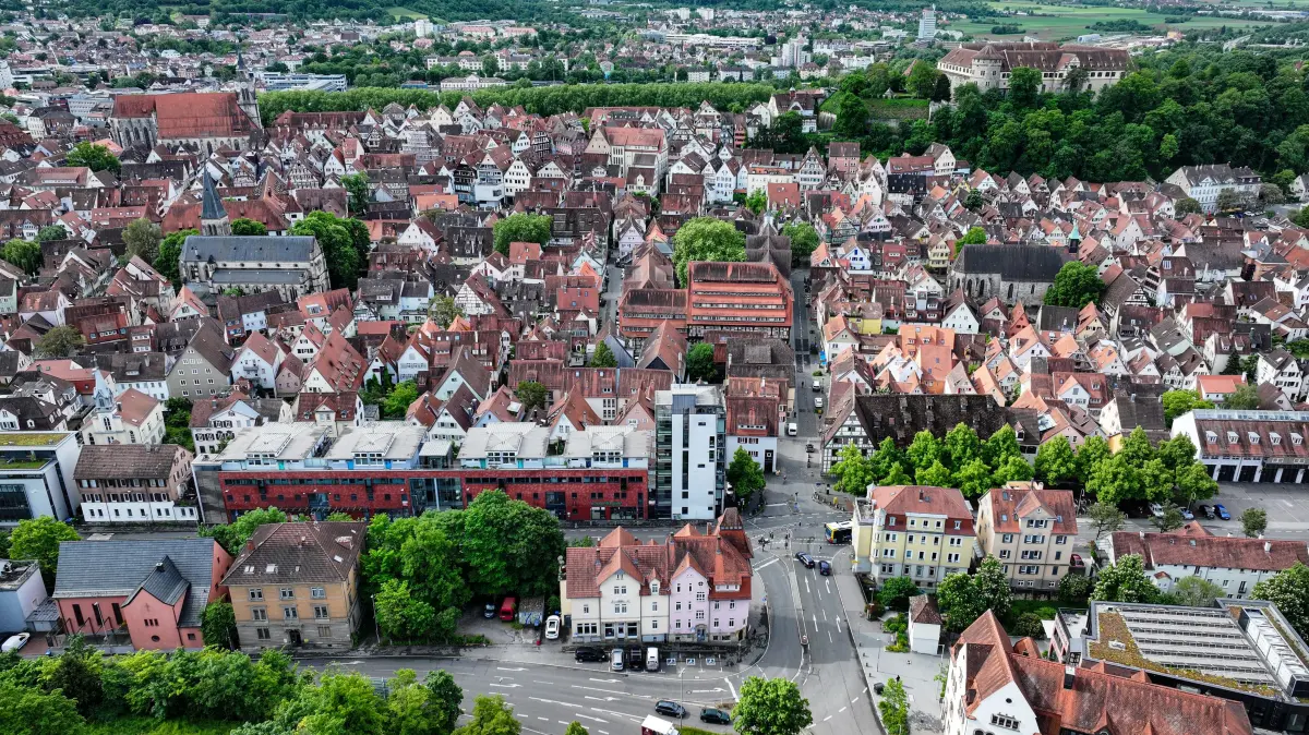 Tübingen von oben, im Bild: Innenstadt, Altstadt, Weststadt, Schlossberg Schloss Hohentübingen, Stiftskirche, Kelternstraße, Stadtgraben, Bürgeramt, Stadtteil, Wohnen, Miete, Kaufen, Haus, Wohnung