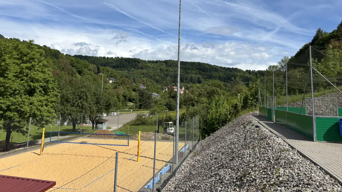 Hinter dem Beachvolleyballfeld im Sportpark Braunsbach möchte der Turn- und Sportverein eine Tennishalle realisieren.
