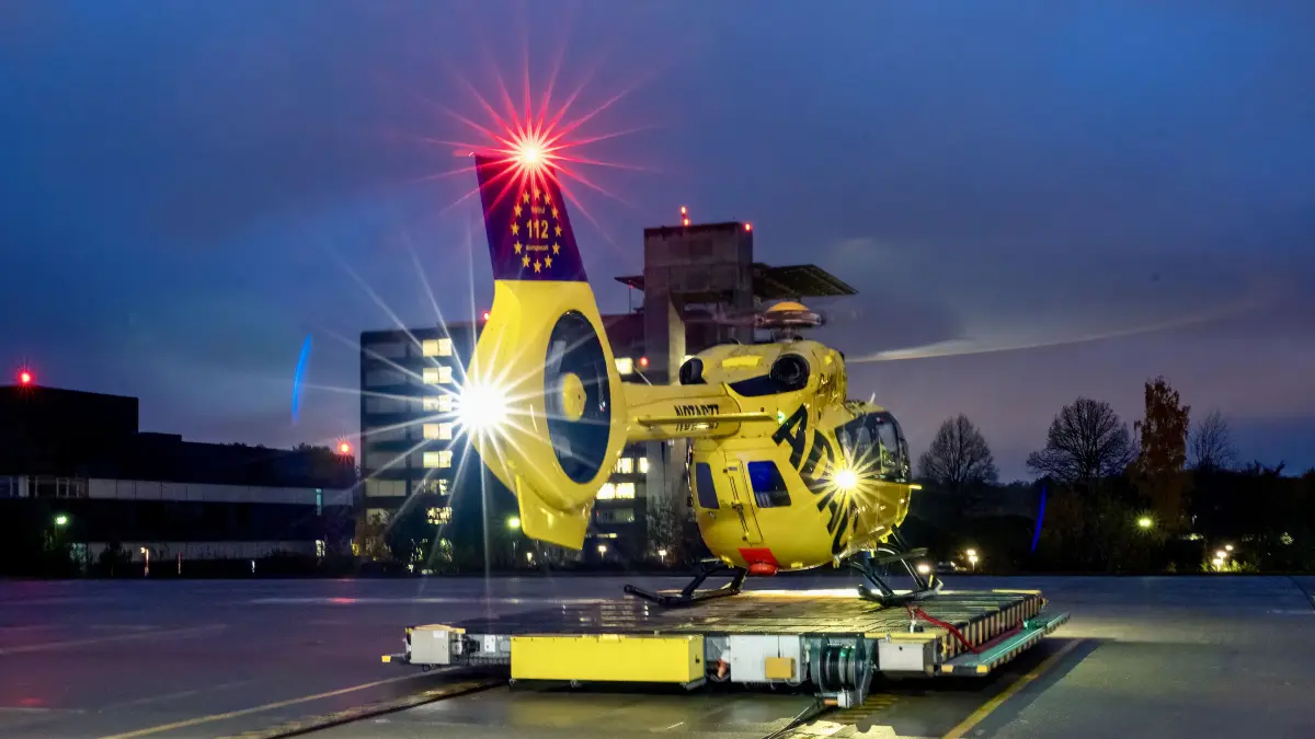 Christoph 22 an seinem Landeplatz am Bundeswehrkrankenhaus Ulm. Seit einigen Jahren hebt der Rettungshubschrauber im Winterhalbjahr auch nach Sonnenuntergang ab.