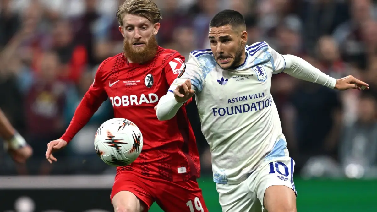 SC Freiburg - Aston Villa: 20.05.2026, Türkei, Istanbul: Fußball, Männer: Europa League, SC Freiburg - Aston Villa, Finale, Tüpras Stadyumu (Istanbul). Niklas Beste (l, SC Freiburg) und Emiliano Buendia (Aston Villa) kämpfen um den Ball. Foto: Robert Michael/dpa +++ dpa-Bildfunk +++
