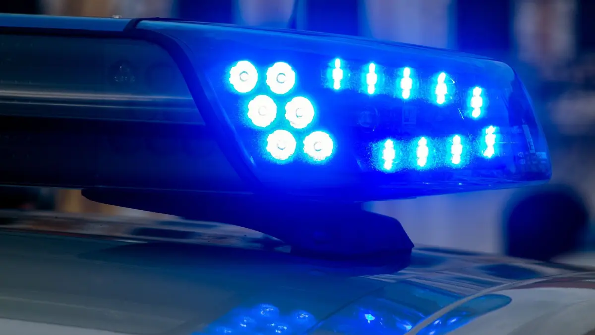 Mann zeigt Hitlergruß neben Protest gegen die AfD: ARCHIV - 09.03.2020, Sachsen-Anhalt, Magdeburg: Ein Blaulicht der Polizei leuchtet auf. Am Dienstagabend traf sich die AfD im Kulturhaus in Kalbe zum sogenannten Bürgerdialog - parallel dazu fand ein Gegenprotest statt. (zu dpa: «Protest gegen AfD-Veranstaltung - Mann zeigt Hitlergruß») Foto: Klaus-Dietmar Gabbert/dpa-Zentralbild/dpa +++ dpa-Bildfunk +++
