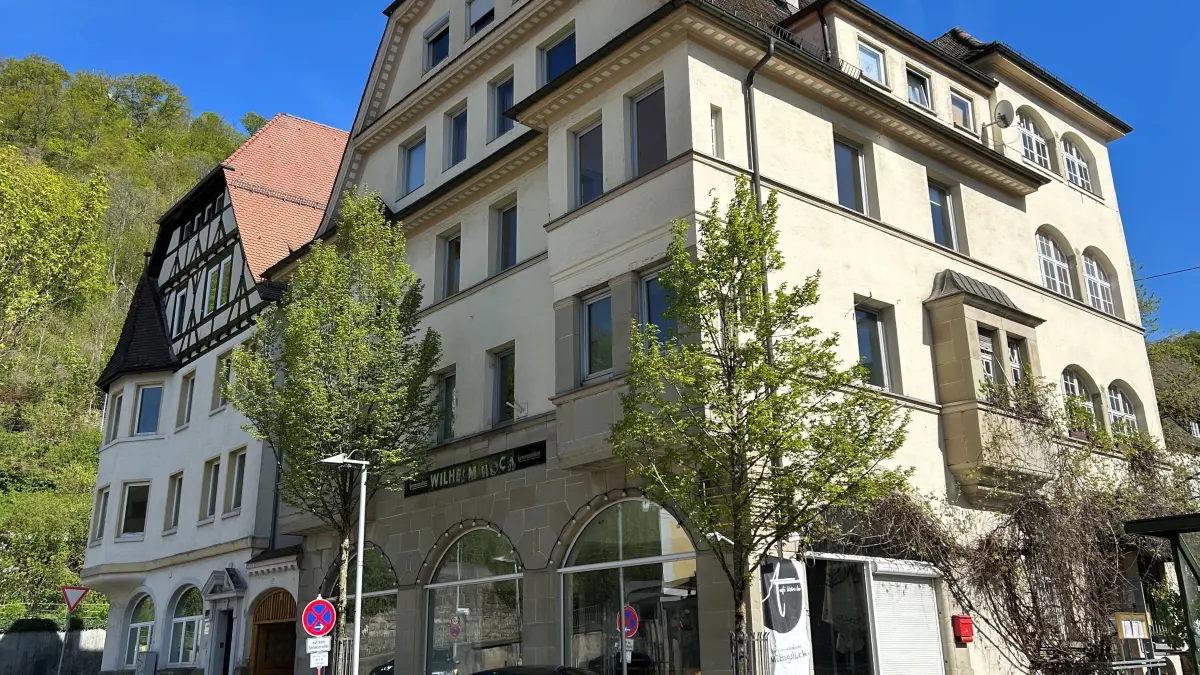 Altstadt-Serie, Altstadtserie, Altstadt im Blickpunkt - Folge 37 - Karlstraße 3 und 1 - Stadtbildprägende Gebäude an prominenter Stelle: Das Wohn- und Geschäftshaus Hoch, Karlstraße 3, und links daneben das Haus Nummer 1.