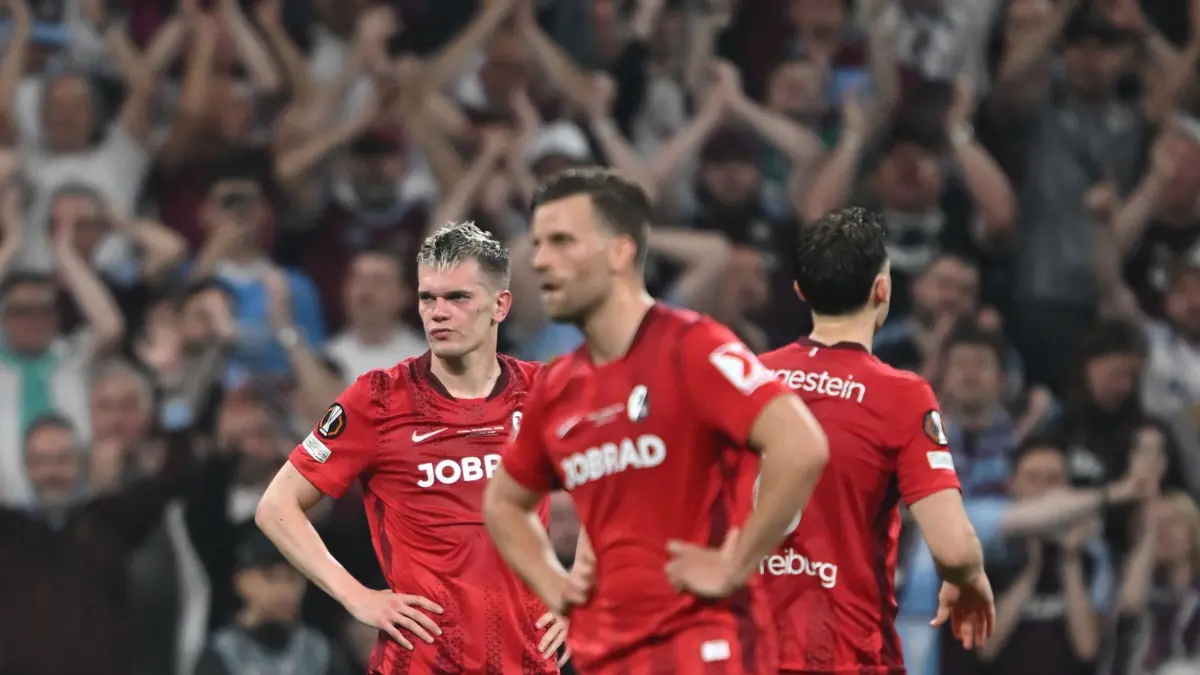 Ratlosigkeit bei den Freiburgern nach dem 3:0 von Aston Villa: Matthias Ginter (links) und Lucas Höler.