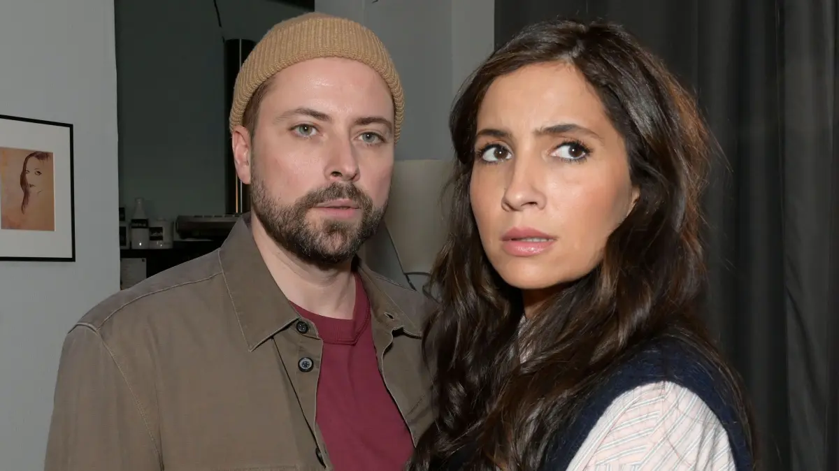 John (Felix von Jascheroff) steht voll hinter Laura (Chryssanthi Kavazi).