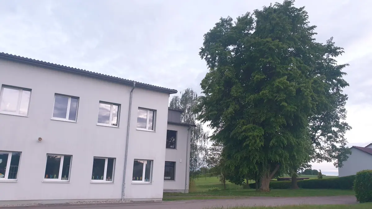Der Schulhof in Oberdischingen soll neugestaltet werden und neben das Schulgebäude verlegt.