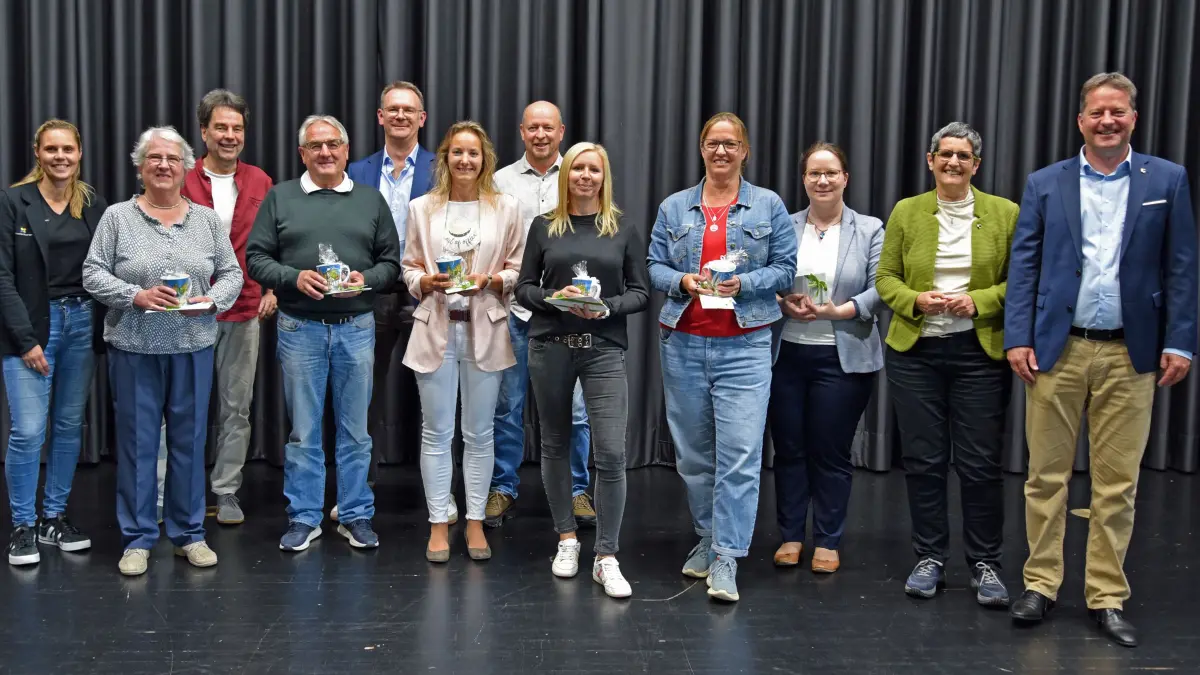 Ehrungen und Verabschiedungen bei der Stadt Hechingen mit Bürgermeister Philipp Hahn und der Ersten Beigeordneten Dorothee Müllges (Erster und Zweite von rechts) sowie Tanja Marti Pfeilmayer und Rainer Püttbach vom Personalrat (Erster und Dritte von links).