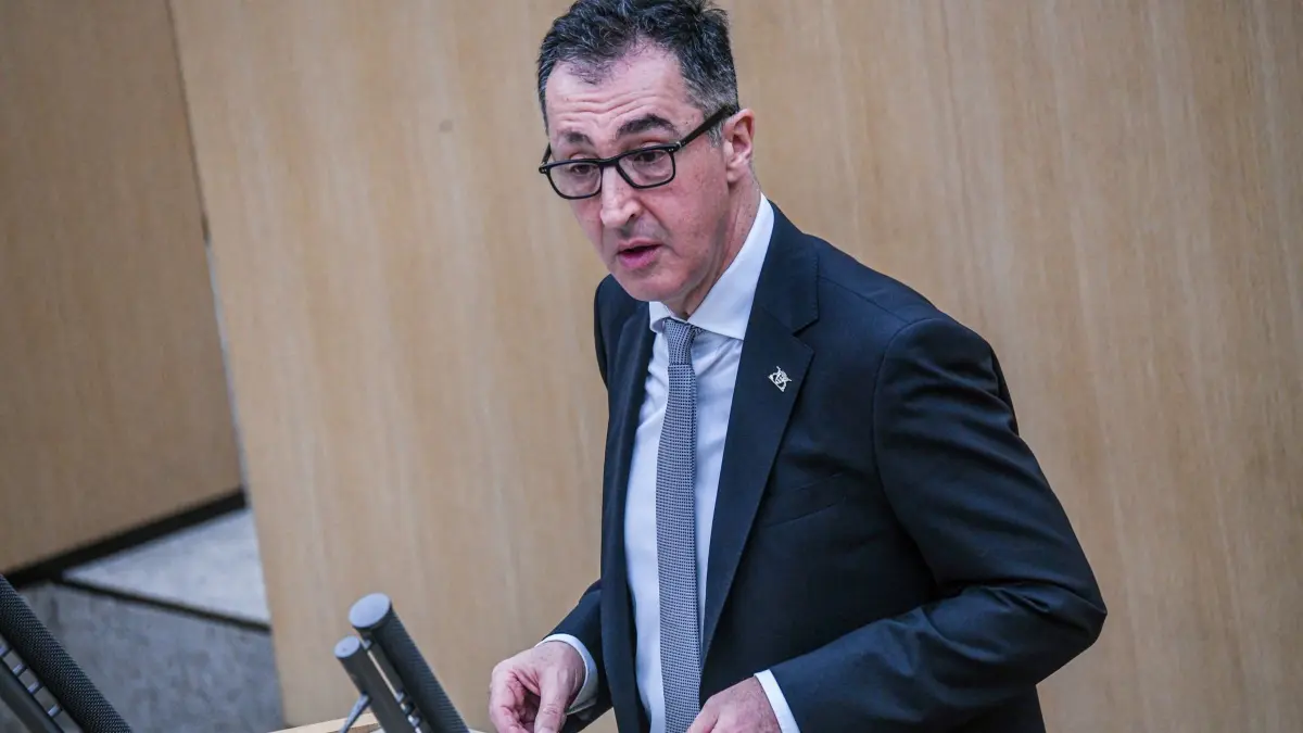 Landtag Stuttgart - Erste Regierungserklärung Özdemirs: 20.05.2026, Baden-Württemberg, Stuttgart: Cem Özdemir (Grüne), Ministerpräsident von Baden-Württemberg, gibt im Landtag seine erste Regierungserklärung ab. Foto: Jason Tschepljakow/dpa +++ dpa-Bildfunk +++