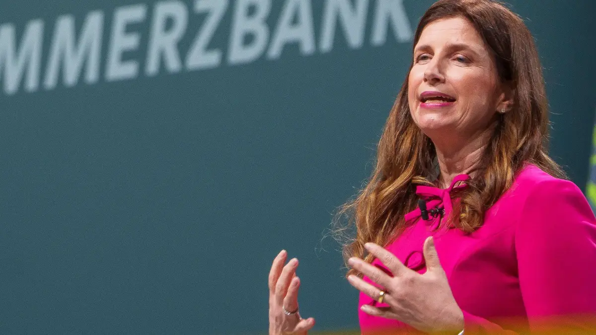 20.05.2026, Hessen, Wiesbaden: Bettina Orlopp, Vorstandsvorsitzende der Commerzbank, spricht bei der Hauptversammlung der Commerzbank im RheinMain CongressCenter (RMCC). Im zweiten Jahr in Folge ist eine drohende Übernahme durch die Unicredit bestimmendes Thema der Commerzbank-Hauptversammlung. Foto: Andreas Arnold/dpa +++ dpa-Bildfunk +++