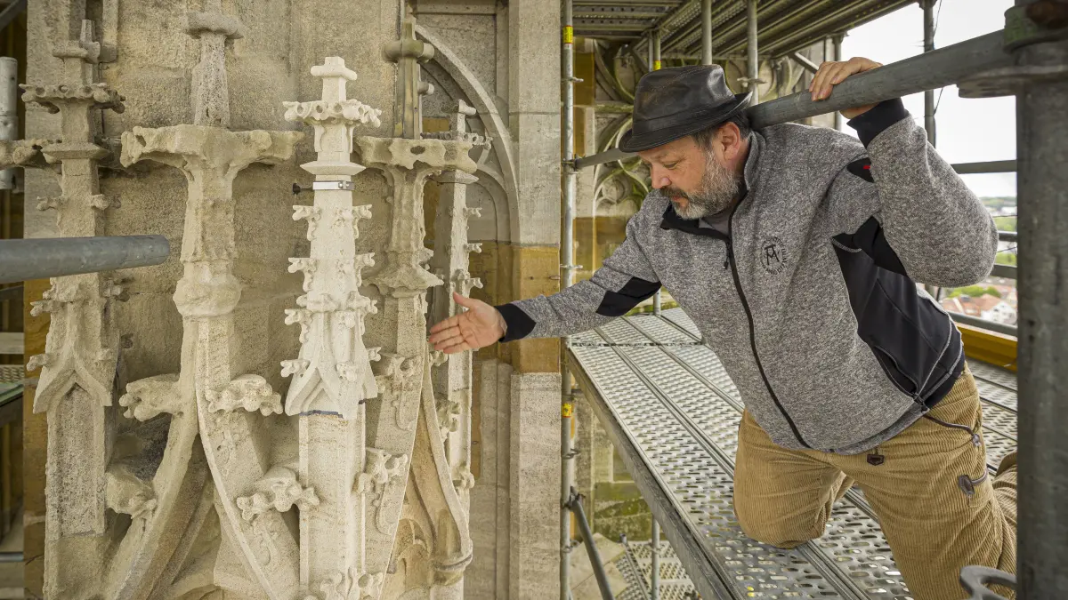Turmaufstieg im Ulmer Münster: Was muss in der obersten Treppenspindel gemacht werden, damit es wieder bis ganz nach oben geht? Vor-Ort-Termin mit dem stellvertretenden Hüttenmeister Richard Geczi