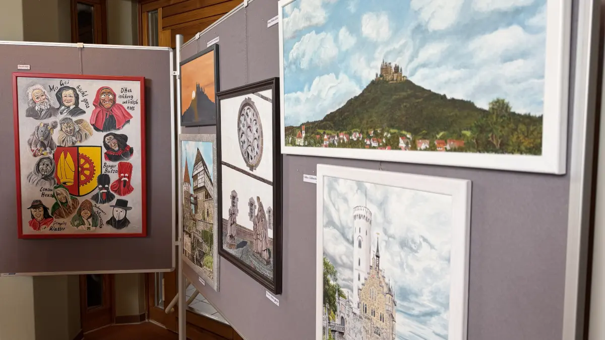 Ansichten aus der Heimat bieten viele Motive. Dazu gehören die Masken der Bisinger Narrenzünfte, die Burg Hohenzollern mit Steinhofen im Vordergrund und das Schloss Lichtenstein.