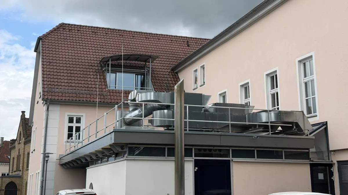 Die Lüftung und das Flachdach an der Stadthalle werden saniert.