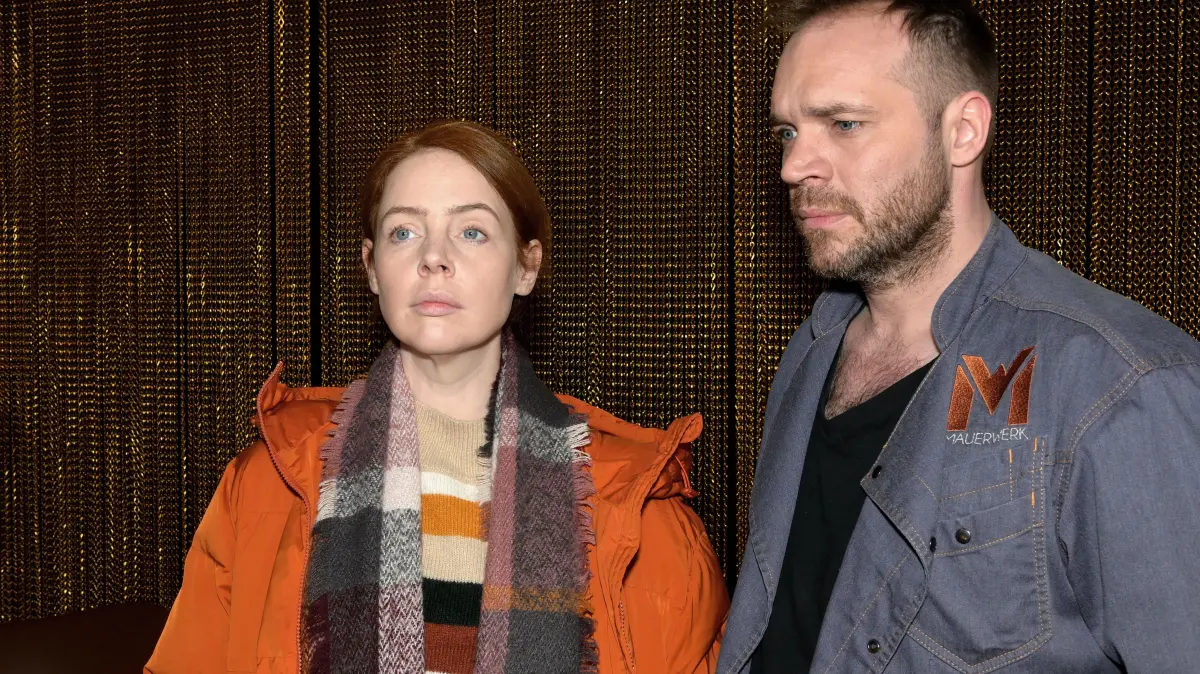 Die Tinte ist trocken: Toni (Olivia Marei) und Erik (Patrick Heinrich) lassen sich scheiden.