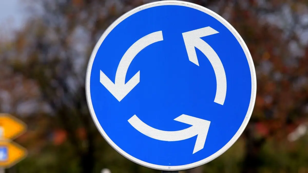 Der Unfall ereignete sich im Kreisverkehr in der Schwieberdinger Straße (Symbolbild).