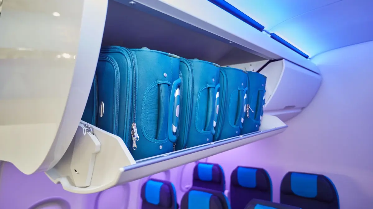 Airbus-Gepäckfach mit Koffern: ARCHIV - Bei einer Evakuierung muss Handgepäck zwingend im Flieger zurückgelassen werden. Es kann sonst die Notrutschen beschädigen und Passagiere verletzen. (zu dpa: «Notevakuierung: Warum das Handgepäck im Flieger bleiben muss») Foto: Georg Wendt/dpa/dpa-tmn - Honorarfrei nur für Bezieher des dpa-Themendienstes +++ dpa-Themendienst +++