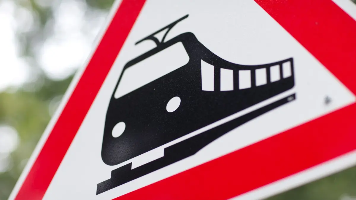 Unfall am Bahnübergang: ARCHIV - 01.09.2013, Niedersachsen, Rieste: Blick auf ein Warnschild für einen unbeschrankten Bahnübergang. (zu dpa: «Pedelec-Fahrer stirbt bei Unfall an Bahnübergang») Foto: Friso Gentsch/dpa +++ dpa-Bildfunk +++