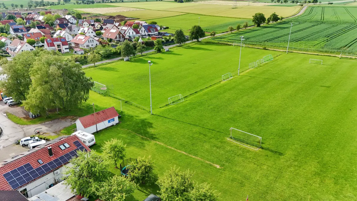 Der SV Tüngental will mit viel Eigenleistung den Schuppen am Sportplatz Richtung Otterbach neu bauen. Dabei werden Toiletten integriert und und auch der Parkplatz erweitert.