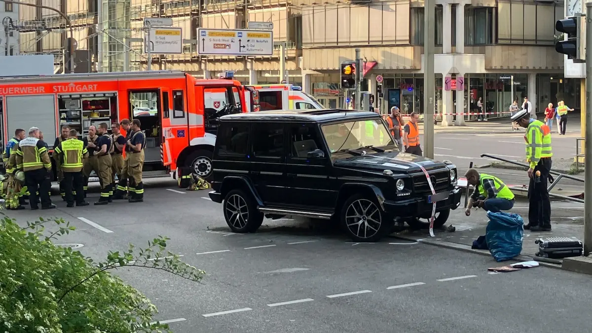 Auto fährt in Personengruppe