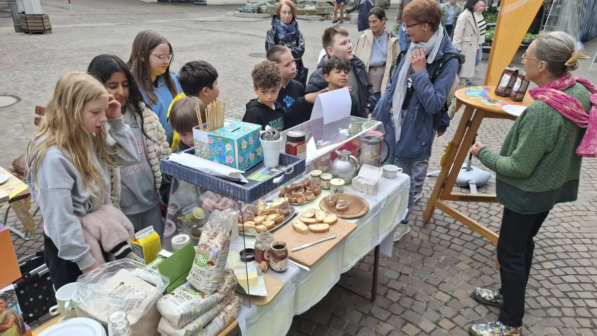 Faires Frühstück in Kooperation mit dem Weltladen Geislingen auf dem Wochenmarkt in der Fußgängerzone