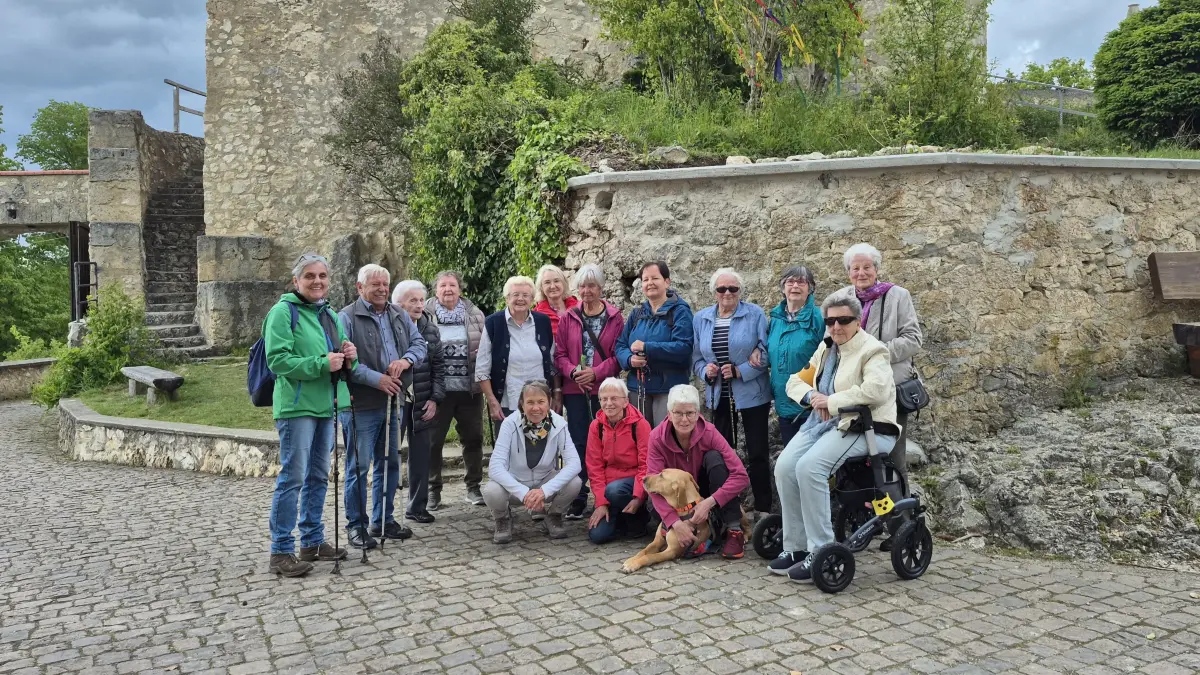 Die Ortsgruppe des SAV Hülben bei ihrem vermutlich letzten gemeinsamen Besuch auf der Burg Derneck. Der jährliche Ausflug hierhin hat eine lange Tradition.
