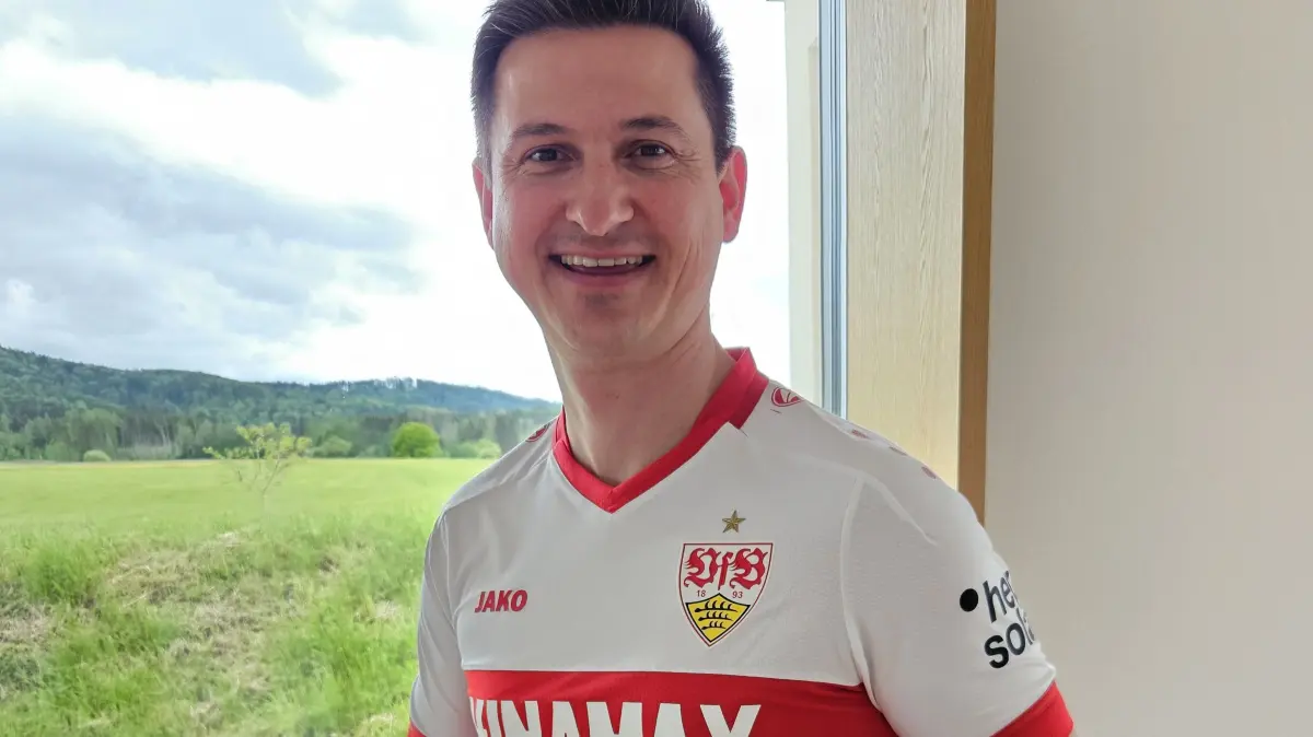 Mit Stolz trägt er den Brustring: Bürgermeister Roman Waizenegger ist seit seiner Kindheit VfB-Fan.