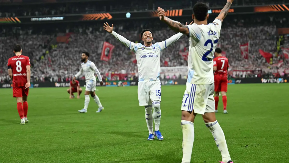 Aston Villa players including Aston Villa's English midfielder #27 Morgan Rogers (R) and Aston Villa's English defender #19 Jadon Sancho celebrate at the final whistle of the UEFA Europa League final football match between SC Freiburg and Aston Villa at Besiktas Park in Istanbul on May 20, 2026. (Photo by Ozan KOSE / AFP)