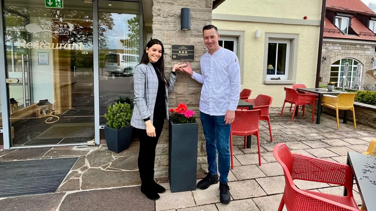 Erica und Felix Bernauer freuen sich über die Hotelklassifizierung „3 Sterne Superior“ des DEHOGA.