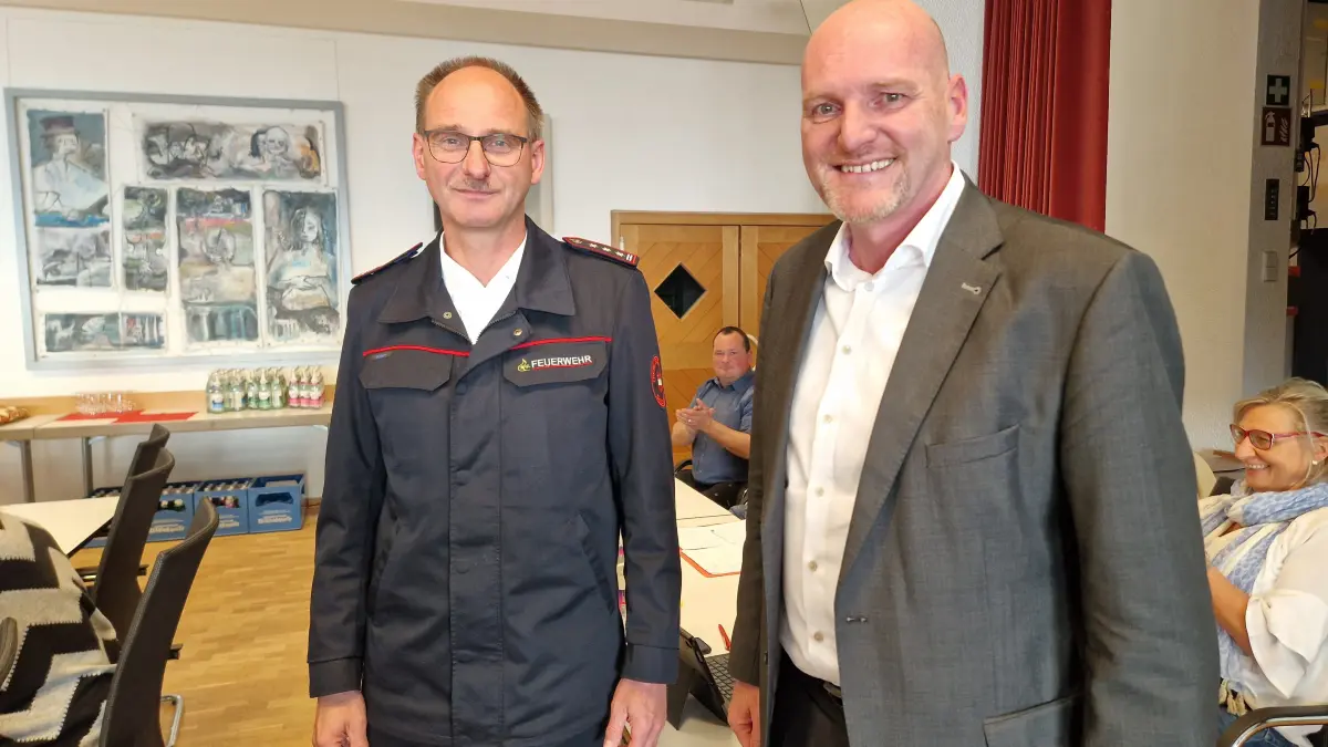 Jürgen Dahner (links) wird von Bürgermeister Stephen Brauer als ehrenamtlicher Stadtbrandmeister eingesetzt. Er übernimmt die Funktion übergangsweise bis Ende 2026, nachdem der hauptamtliche Stadtbrandmeister Uwe Traub die Feuerwehr auf Ende Februar verlassen hat.