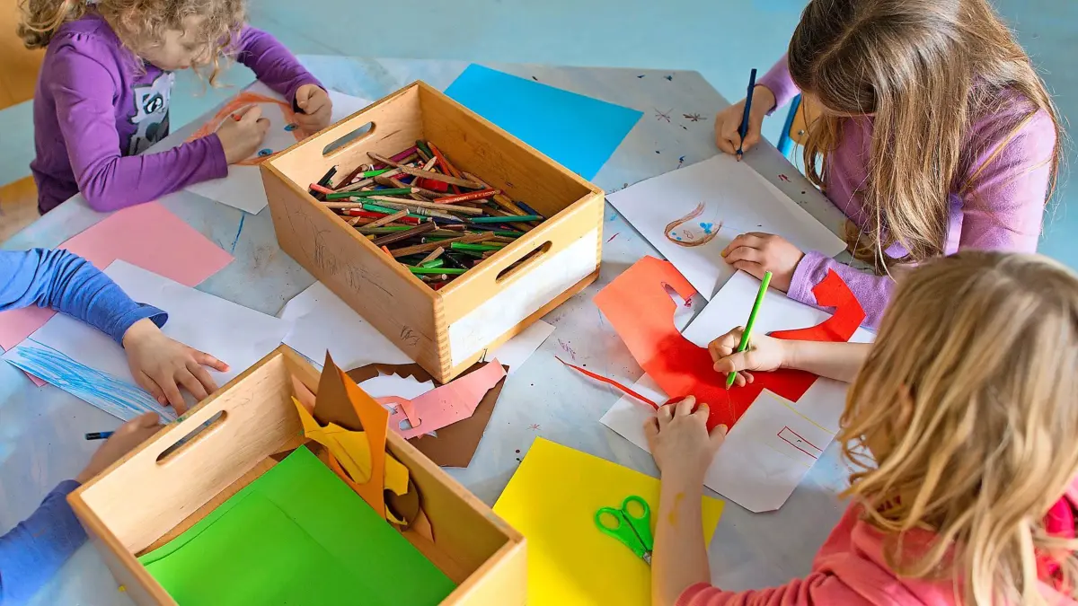ARCHIV - 29.02.2012, Baden-Württemberg, Mannheim: Grundschülerinnen sind in einem Kinderhort mit Bastelarbeiten beschäftigt. An die Kinderbetreuung in der Kita soll sich nahtlos eine ganztägige Betreuung in der Grundschule anschließen. (zu dpa: «Ausbau der Ganztagsbetreuung - Bundesförderung verlängert») Foto: Uwe Anspach/dpa +++ dpa-Bildfunk +++