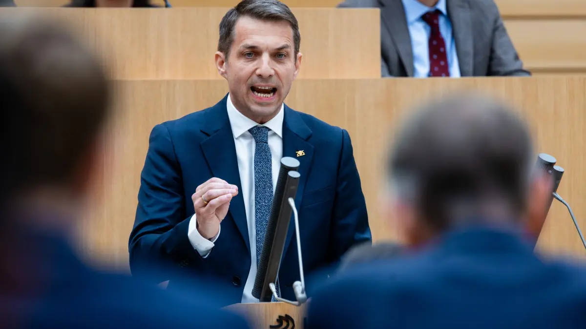 Landtag von Baden-Württemberg: 21.05.2026, Baden-Württemberg, Stuttgart: Martin Rothweiler, Fraktionsvorsitzender der AfD im Landtag von Baden-Württemberg, spricht bei einer Landtagssitzung im Plenarsaal am Rednerpult. Die Sitzung befasst sich unter anderem mit einer Aussprache über die Regierungserklärung von Ministerpräsident Özdemir. Foto: Christoph Schmidt/dpa +++ dpa-Bildfunk +++