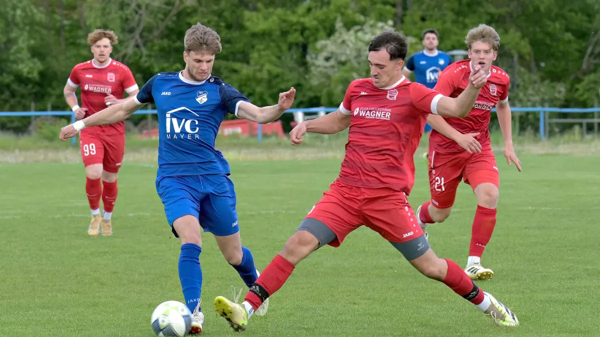 Fussball BL | TSV Genkingen vs. TSG Upfingen: Fussball BL | TSV Genkingen (blau) vs. TSG Upfingen (rot) // 2026-05-20 // Foto: Joachim Baur // #8 David Klemenz (TSV Genkingen) / #8 Benjamin Schaude (TSG Upfingen)