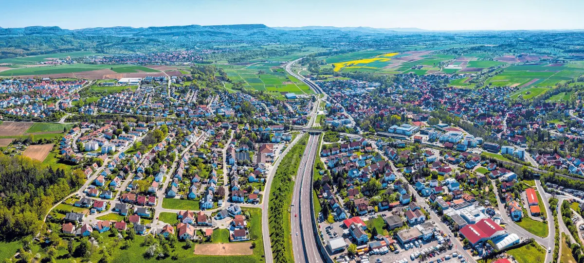 Vorsicht: Dieses Foto ist möglicherweise nur für den einstigen Verlag Schwäbisches Tagblatt verwendbar. Willkommen in Dußlingen, Mai 2024. Dußlingen von oben, Foto: GDMpro S.R.O - stock.adobe.com⇥GDMpro S.R.O - stock.adobe.com