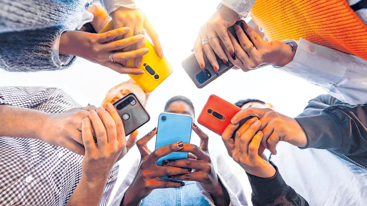 Ein Smartphone und die Handynummer oder E-Mail-Adresse des Empfängers genügen, um einfach und schnell Geld zu überweisen.⇥Foto: Davide Angelin/adobe.stock.com