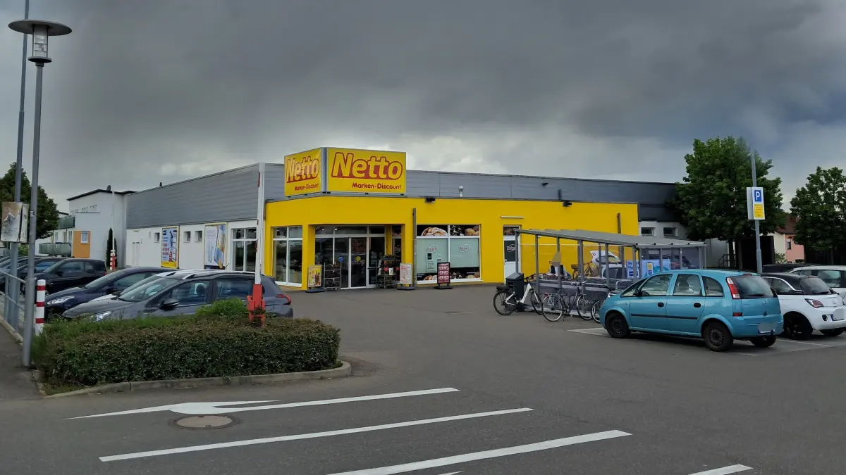 Auf dem Parkplatz des Netto in Rottenburg soll es zu einer rassistischen Beleidigung gekommen sein. Foto: Daniel Begemann