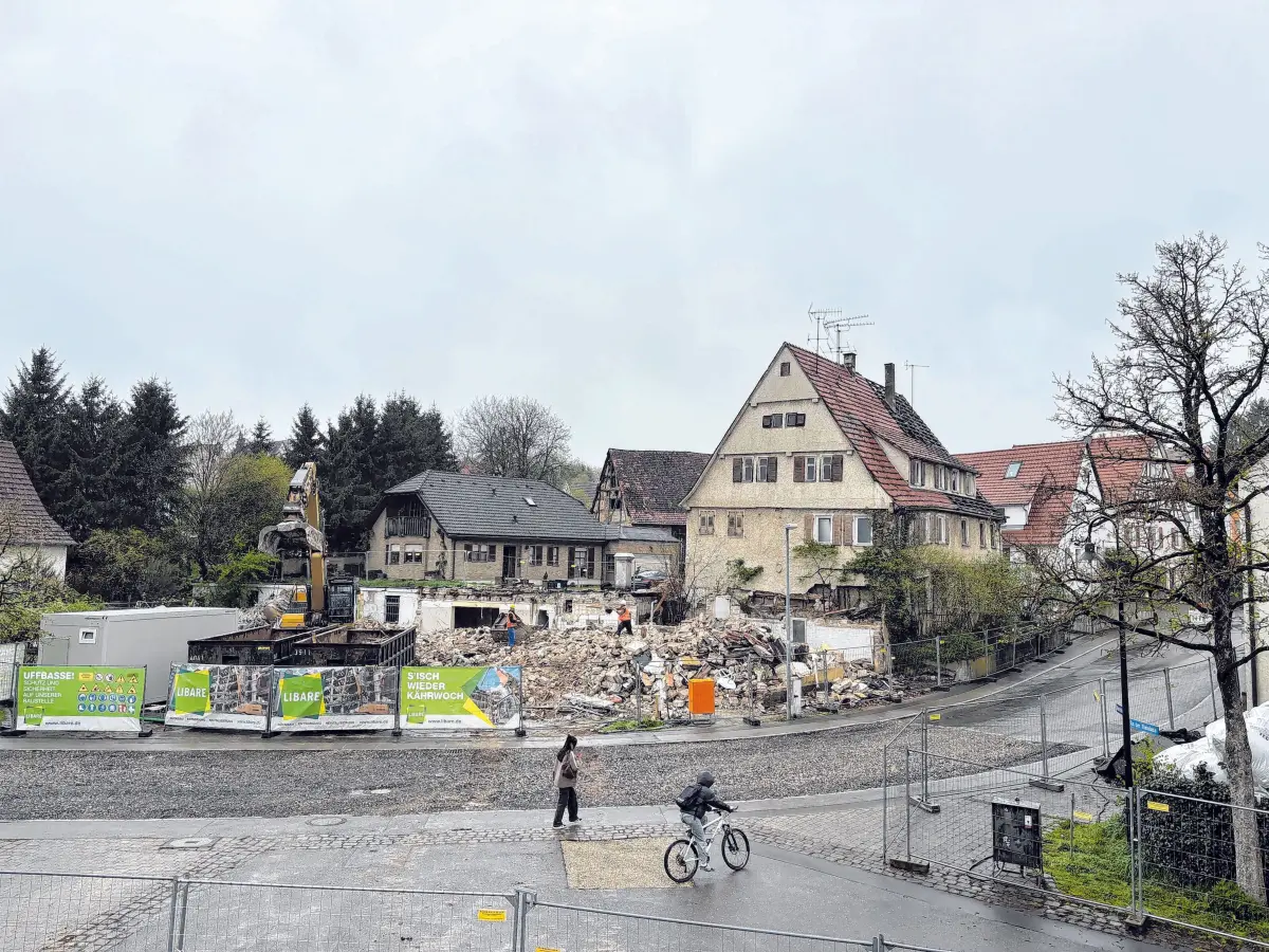 Bilder im Uhrzeigersinn: Die Lage von Dusslingen hat viel zu bieten, ob für die Einwohner oder die Unternehmen. Der Hindenburgplatz wird seit April umgestaltet. Die Ortsdurchfahrt soll umgelegt werden, sodass zusätzlich Flächen zum Verweilen mit Parkcharakter entstehen. Die Peterskirche ist von weit her zu sehen.