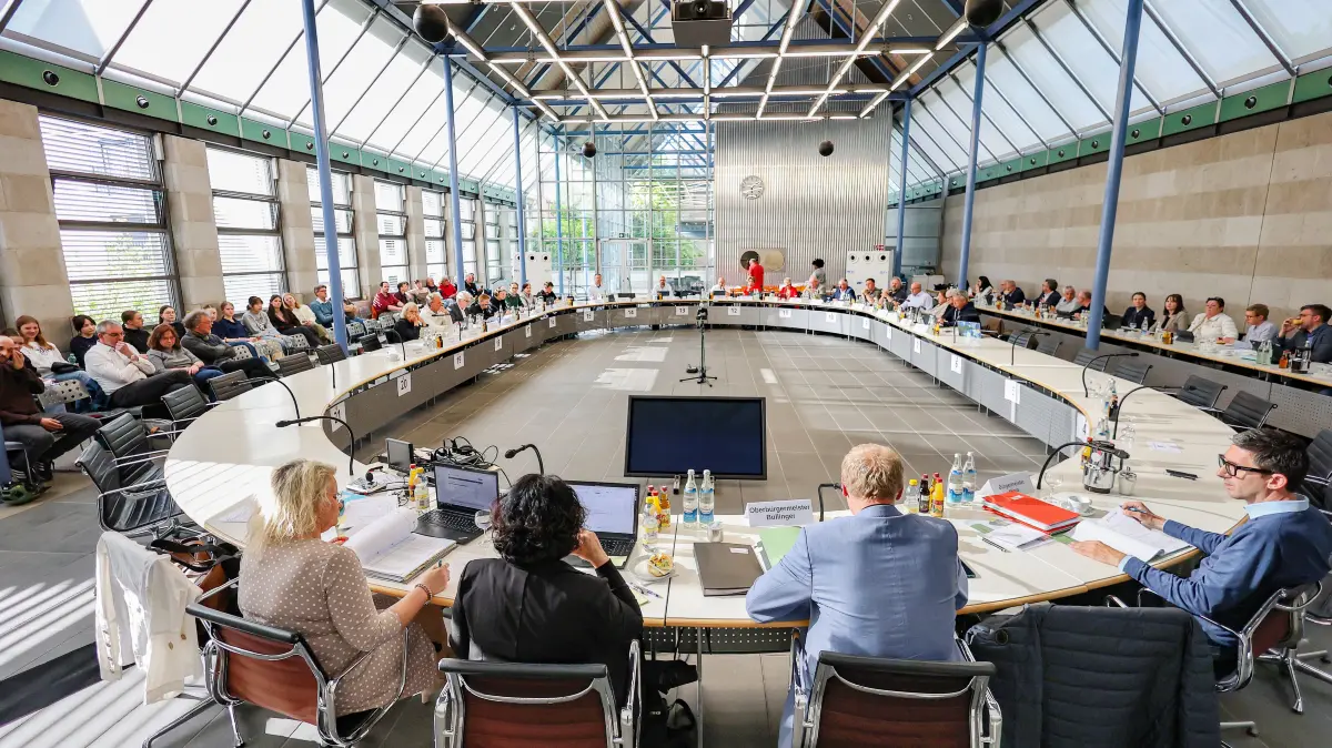 Gemeinderat Schwäbisch Hall tagt in der Blendstatthalle - Oberbürgermeister Daniel Bullinger, Marcel Miara, Maya PEters