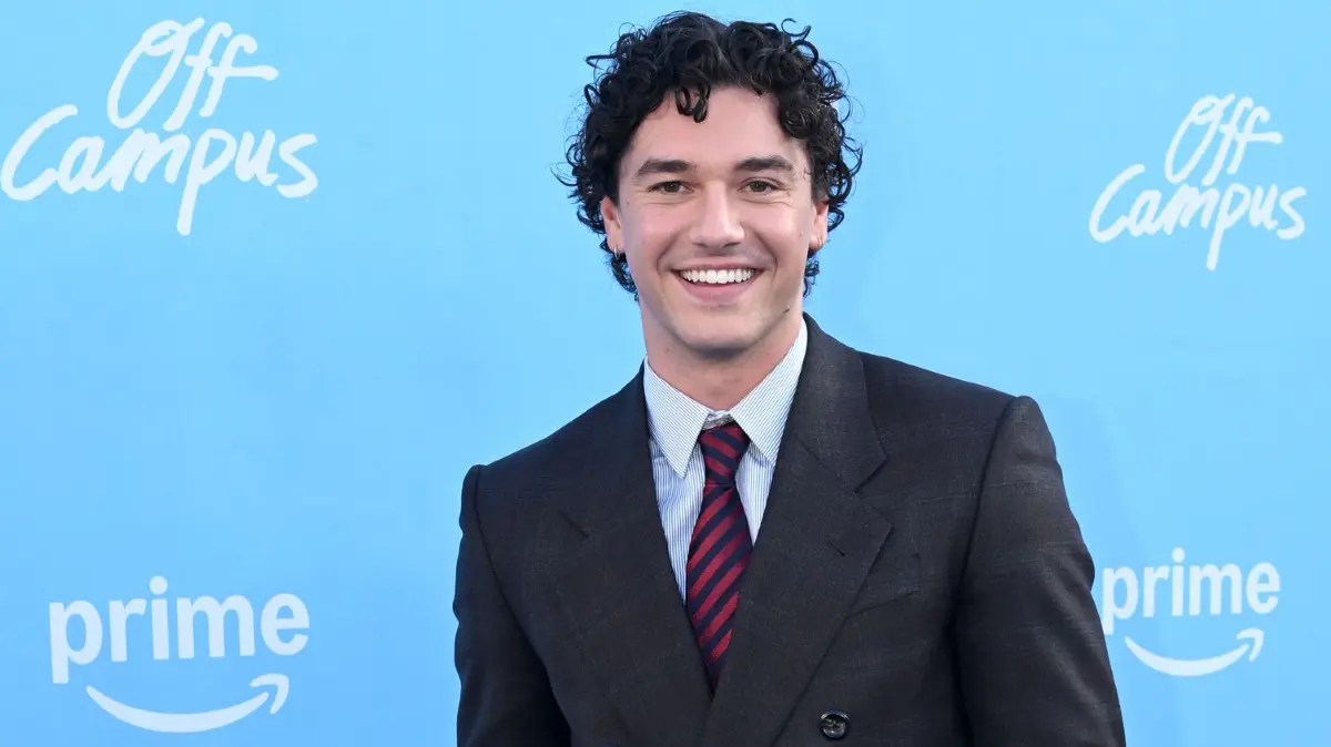 Belmont Cameli spielt Garrett Graham in der Young-Adult-Serie „Off Campus“.