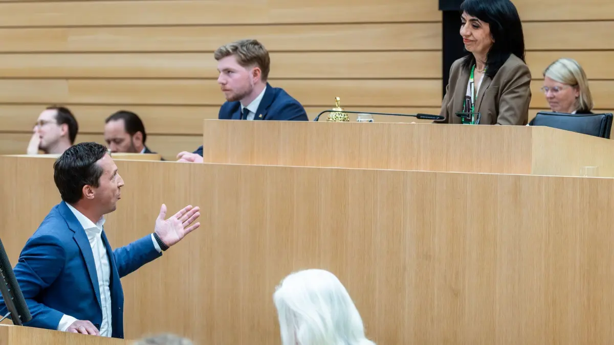 Landtag von Baden-Württemberg: 21.05.2026, Baden-Württemberg, Stuttgart: Sascha Binder (l), Fraktionsvorsitzender der SPD im Landtag von Baden-Württemberg, dankt bei einer Landtagssitzung im Plenarsaal der stellvertretenden Landtagspräsidentin Muhterem Aras (r, Bündnis 90/Die Grünen) für ihre Arbeit in der vergangenen Regierungszeit. Die Sitzung befasst sich unter anderem mit einer Aussprache über die Regierungserklärung von Ministerpräsident Özdemir. Foto: Christoph Schmidt/dpa +++ dpa-Bildfunk +++