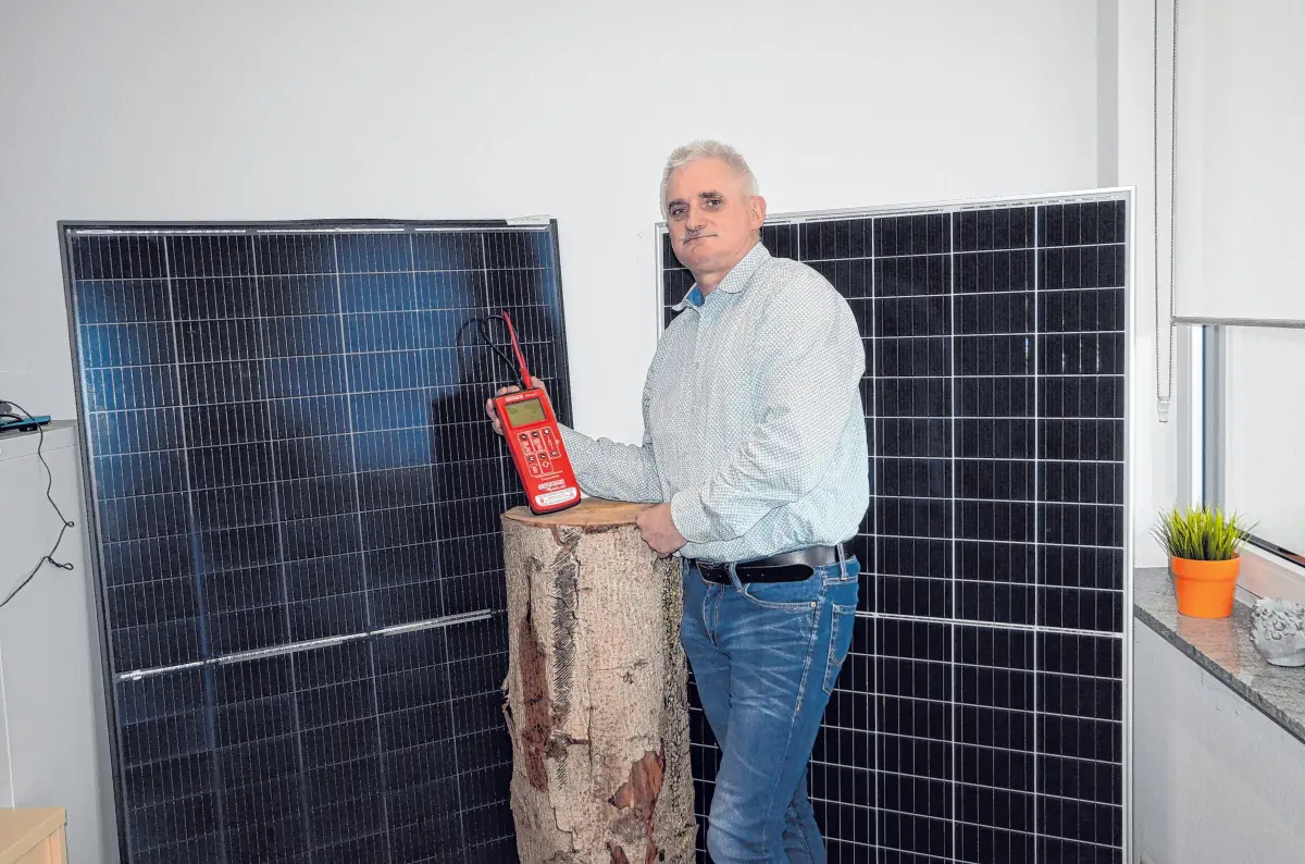 Information und Beratung rund um die Themen Photovoltaik, Speichersysteme und Notstromaggregate – beim Tag der offenen Tür von ESPV-TEC Schöll in Dorfstrasse 88, Blaubeuren. ⇥Foto: Thomas Löffler