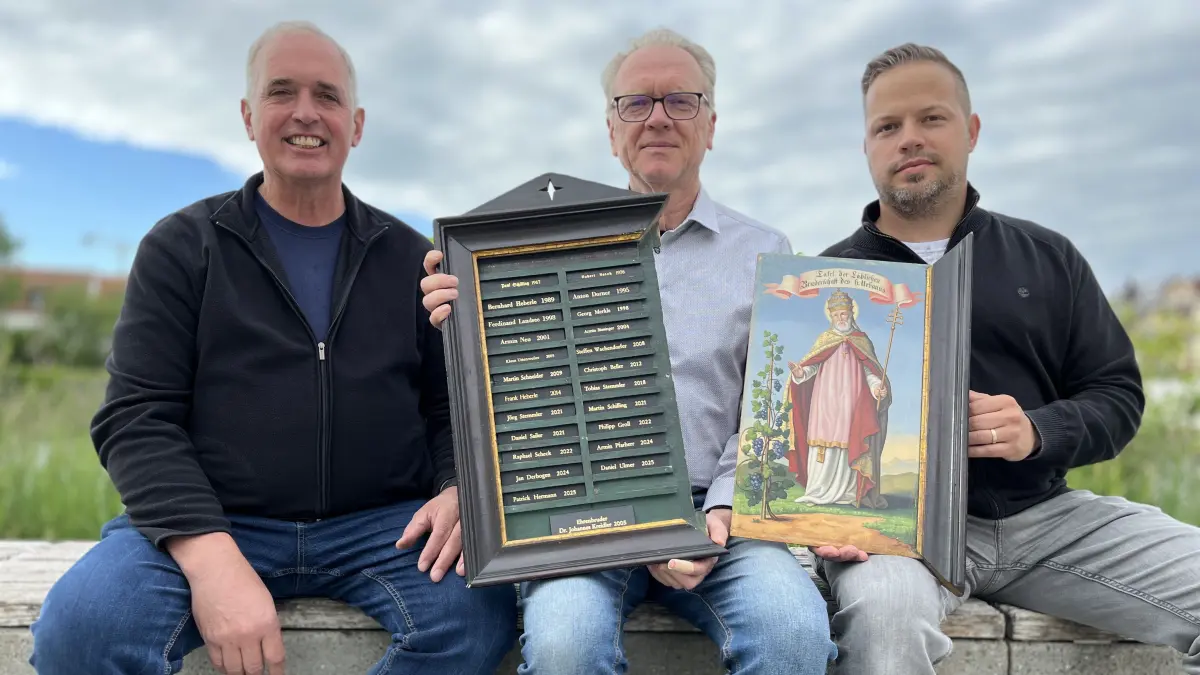 Armin Neu, Klaus Uttenweiler und Martin Schilling sind drei von 24 Urbansbrüdern. Rottenburgs älteste Bruderschaft feiert ihr 625-jähriges Bestehen. Sie halten die Tafel mit den Namen der aktuellen Urbansbrüder. Nur einer fehlt noch: Domkapitular Thomas Weißhaar wurde erst jüngst zum Nachfolger von Dieter Manz gewählt.
