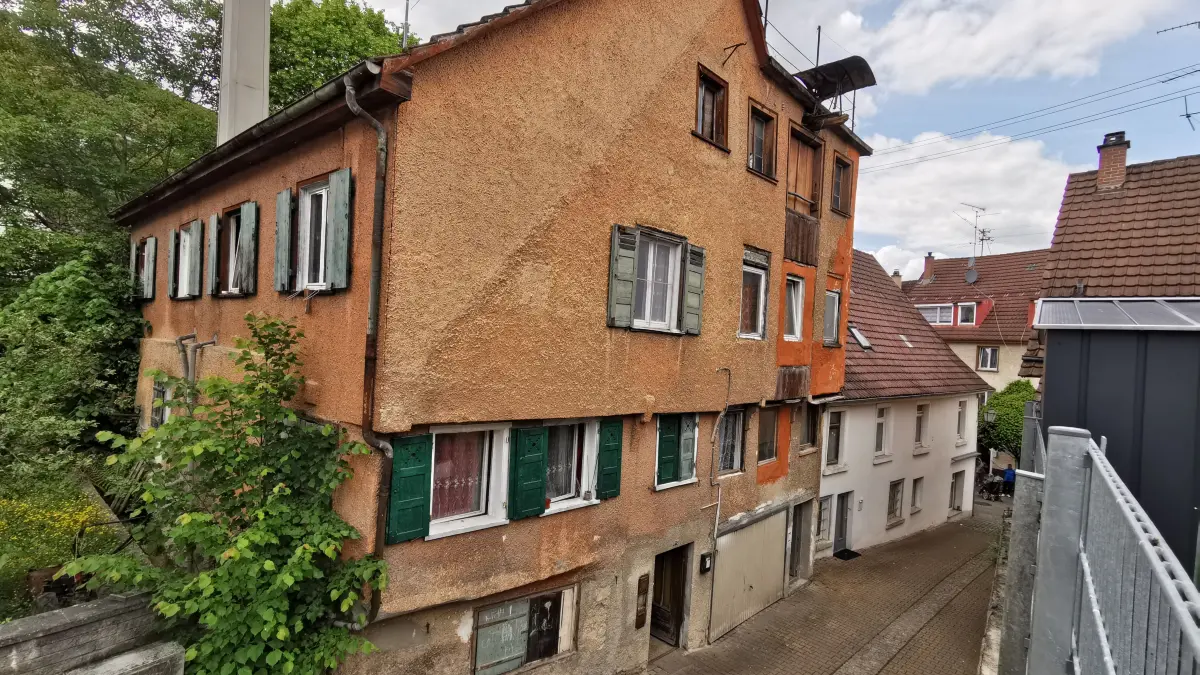 Ein altes Haus in der Unteren Hauptstraße in Ehingen. "Wir haben ein dickes Brett zu bohren", sagt Stadtbaumeister Peter Hilbig, wenn es um die Sanierung der Unteren Stadt geht.