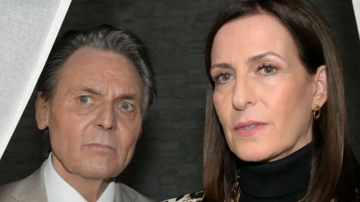 Jo Gerner (Wolfgang Bahro) und Katrin (Ulrike Frank) beobachten die Festnahme.