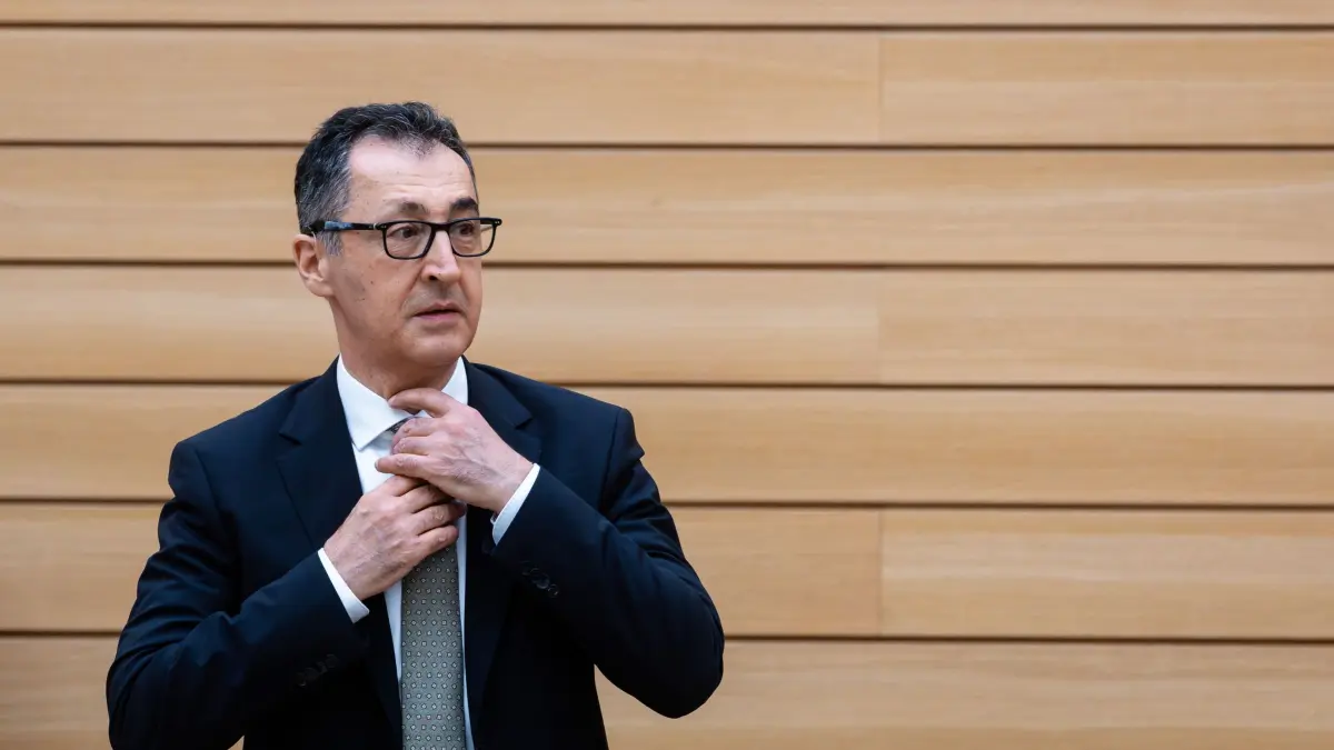 Landtag von Baden-Württemberg: 21.05.2026, Baden-Württemberg, Stuttgart: Zu Beginn einer Landtagssitzung richtet sich Baden-Württembergs Ministerpräsident Cem Özdemir (Bündnis 90/Die Grünen) im Plenarsaal des Landtags von Baden-Württemberg die Krawatte. Foto: Christoph Schmidt/dpa +++ dpa-Bildfunk +++