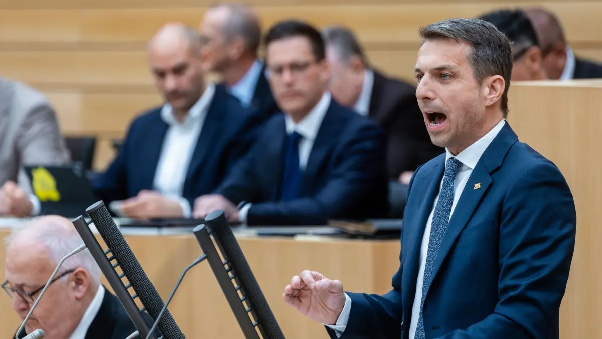 Landtag von Baden-Württemberg: 21.05.2026, Baden-Württemberg, Stuttgart: Martin Rothweiler, Fraktionsvorsitzender der AfD im Landtag von Baden-Württemberg, spricht bei einer Landtagssitzung im Plenarsaal am Rednerpult. Die Sitzung befasst sich unter anderem mit einer Aussprache über die Regierungserklärung von Ministerpräsident Özdemir. Foto: Christoph Schmidt/dpa +++ dpa-Bildfunk +++