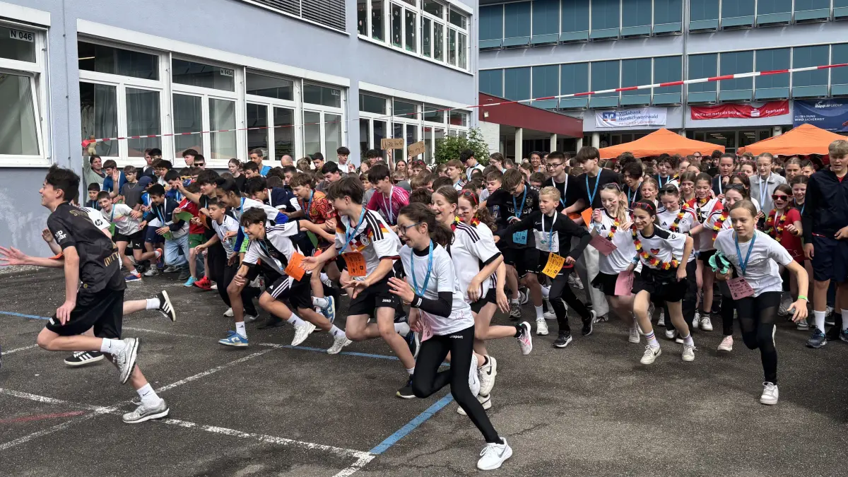 Los geht der Spendenlauf unter dem Motto "Fit und bunt, das MGG läuft rund!" des Martin-Gerbert-Gymnasiums Horb. Die Spendenaktion findet bereits zum siebten Mal statt.