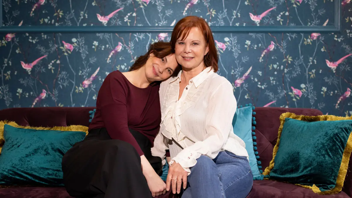 Marie Zielcke (l.) spielt bereits die 4. Anna Weigel. Rechts Petra Blossey
