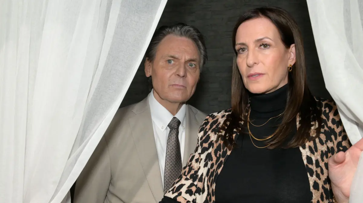 Jo Gerner (Wolfgang Bahro) und Katrin (Ulrike Frank) bringen Laura in Schwierigkeiten.