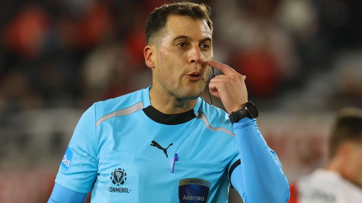Uruguayan referee Gustavo Tejera gestures during the Copa Sudamericana group stage football match between Argentina's River Plate and Brazil's Red Bull Bragantino at the Mas Monumental stadium in Buenos Aires on May 20, 2026. (Photo by Alejandro PAGNI / AFP)